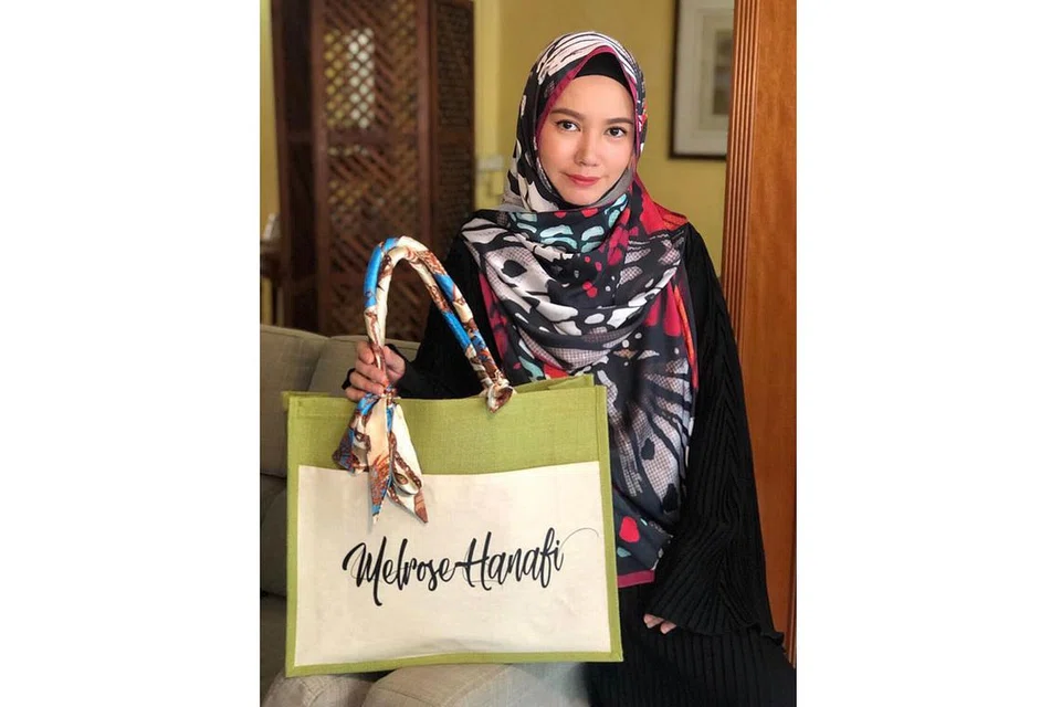 PELUANG BARU: Cik Melrose, telah menjual sebanyak 1,000 beg jinjing dan masih menerima tempahan untuk beg seperti ini. - Foto ihsan MELROSE HANAFI