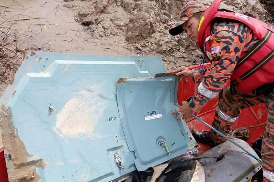 Operasi mencari dan menyelamat sedang dijalankan berhampiran sungai Batang Lupar, tempat serpihan dipercayai dari helikopter yang hilang itu ditemui. 