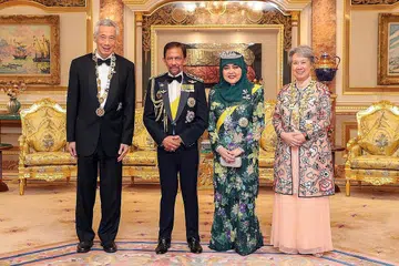  HUBUNGAN ISTIMEWA DUA HALA: (Dari kiri) Encik Lee, Sultan Hassanal Bolkiah, Raja Isteri Pengiran Anak Hajah Saleha dan Cik Ho Ching, yang turut menerima anugerah Darjah Paduka Seri Laila Jasa - Kelas Pertama, bergambar selepas majlis anugerah yang diadakan di di Istana Nurul Iman malam kelmarin. - Foto MCI
