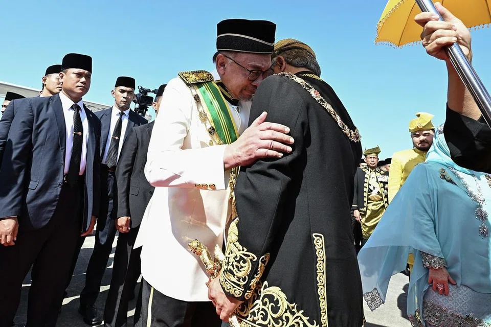 Suasana hiba menyelubungi Kompleks Bunga Raya di Lapangan Terbang Antarabangsa Kuala Lumpur apabila Perdana Menteri Malaysia, Datuk Seri Anwar Ibrahim mendakap Sultan Abdullah Ahmad Shah. 