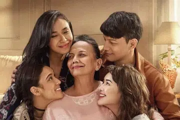 Christine Hakim (tengah) berlakon sebagai ibu, yang disayangi anak-anak tetapi sering sibuk menguruskan keperluannya. Berlakon sebagai anak-anaknya ialah (dari kanan, mengikut putaran jam) Fedi Nuril sebagai Rangga; Amanda Manopo sebagai Rania; Yasmin Napper sebagai Hening; dan Ranika Adinia Wirasti sebagai Ranika, 