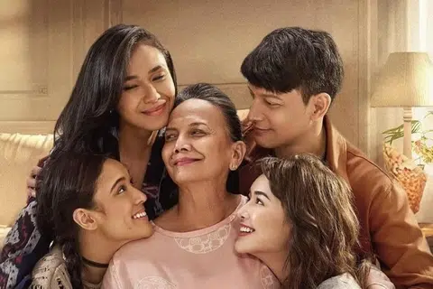 Christine Hakim (tengah) berlakon sebagai ibu, yang disayangi anak-anak tetapi sering sibuk menguruskan keperluannya. Berlakon sebagai anak-anaknya ialah (dari kanan, mengikut putaran jam) Fedi Nuril sebagai Rangga; Amanda Manopo sebagai Rania; Yasmin Napper sebagai Hening; dan Ranika Adinia Wirasti sebagai Ranika, 