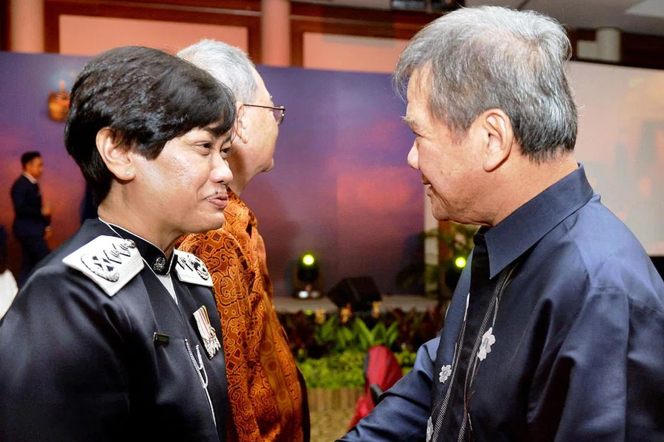 UCAP TAHNIAH: Mantan Speaker Parlimen yang juga anggota juri Anugerah Jauhari kali ini, Encik Abdullah Tarmugi, mengucapkan tahniah kepada Cik Zuraidah. - Foto M.O. SALLEH