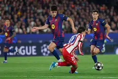 Pemain pertahanan Barcelona, Pau Cubarsi (dua dari kiri), berlanggar dengan penyerang Argentina Atletico Madrid, Giuliano Simeone, dalam perlawanan pertama suku akhir Liga Juara-Juara di Stadium Camp Nou, Barcelona, pada 8 April 2026.