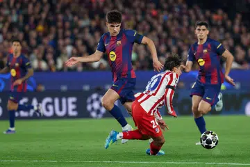 Pemain pertahanan Barcelona, Pau Cubarsi (dua dari kiri), berlanggar dengan penyerang Argentina Atletico Madrid, Giuliano Simeone, dalam perlawanan pertama suku akhir Liga Juara-Juara di Stadium Camp Nou, Barcelona, pada 8 April 2026.