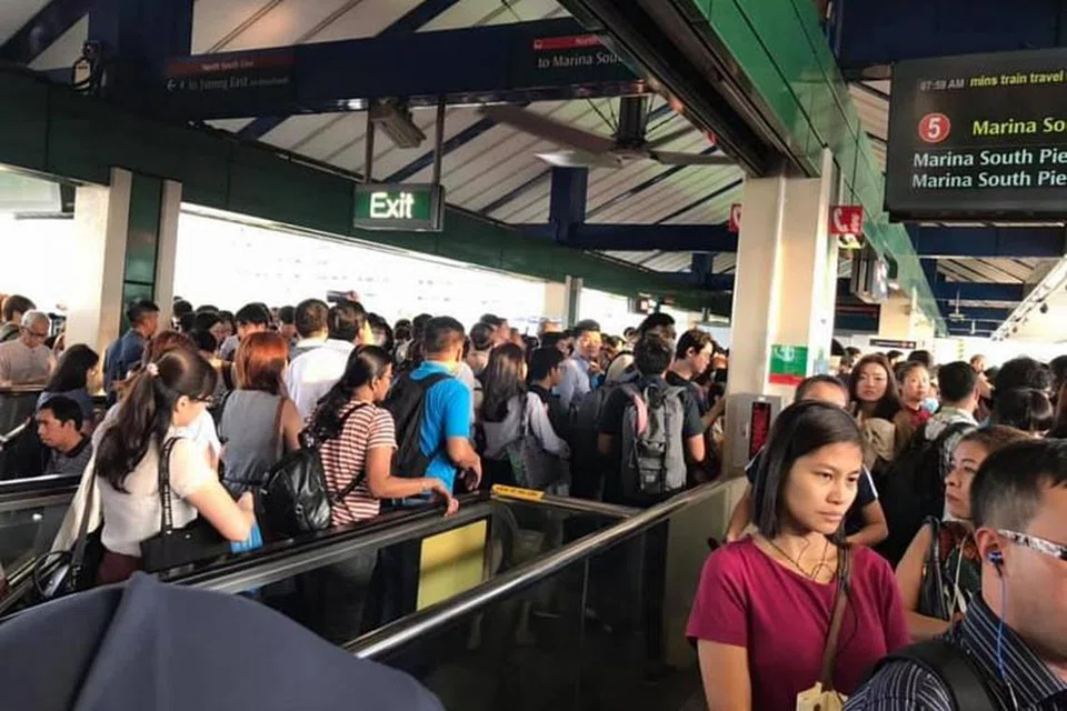 Ramai penumpang sedang menunggu khidmat MRT di stesen Yishun setelah perkhidmatan terganggu oleh masalah trek di stesen Ang Mo Kio. 