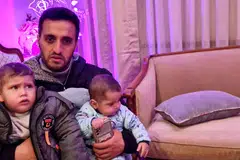 Encik Khamis Abu Syaaban, 36 tahun, bersama-sama dua anaknya, Zakaria (kiri), satu setengah tahun, dan Ahmad, lima bulan serta isteri, Cik Suoad (tiada dalam gambar), kini tinggal di kediaman sementara di Kahirah, Mesir, sejak perang meletus.