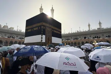 Jemaah mengelilingi Kaabah ketika menunaikan tawaf semasa musim haji di Masjidil Haram, Makkah, Arab Saudi pada 29 Mei 2026. Arab Saudi merekodkan ketibaan lebih 19.5 juta jemaah haji dan umrah dari luar negara sepanjang 2025, termasuk 18.03 juta jemaah umrah dan 1.5 juta jemaah haji, manakala tahap kepuasan jemaah kekal tinggi, masing-masing 91 peratus bagi haji dan 94 peratus bagi umrah, sekali gus melepasi sasaran Wawasan Saudi 2030.