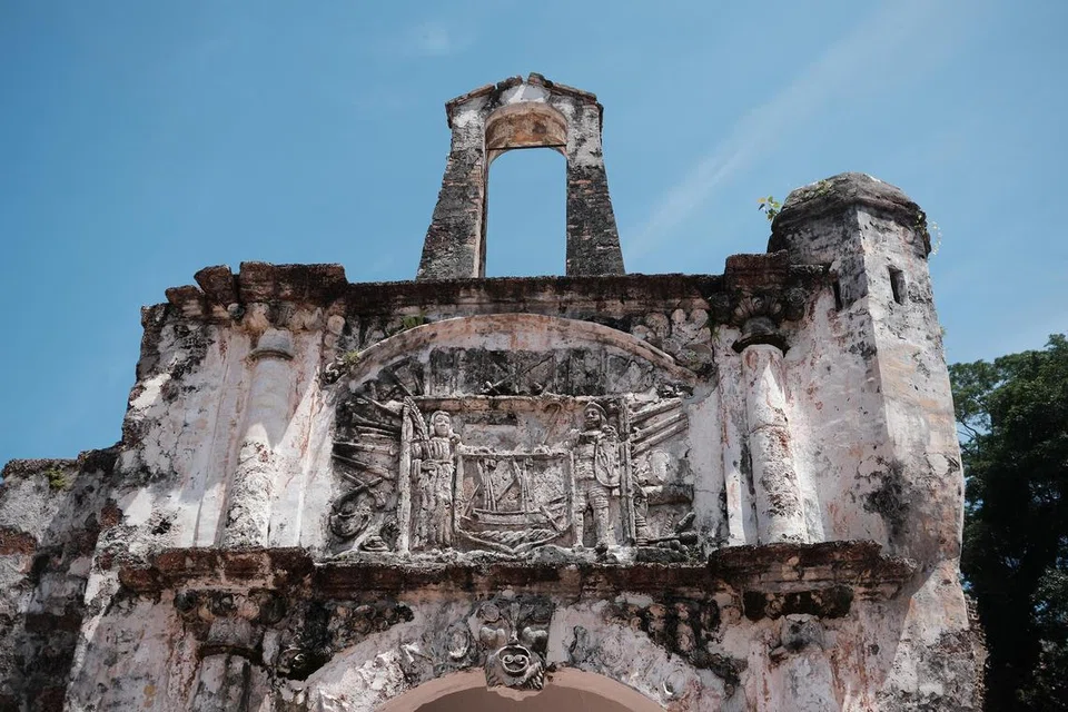 IMBAS SEJARAH: Kubu pertahanan A Famosa, Porta de Santiago, merupakan antara peninggalan seni bina Eropah tertua di Asia Tenggara.