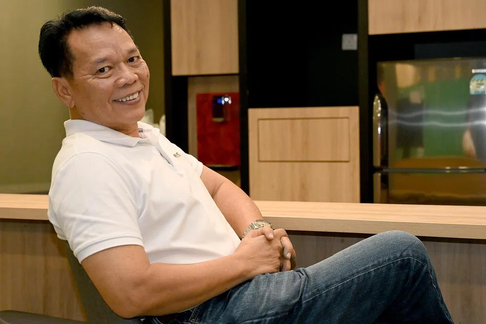 Mazlan Amat, yang kini bekerja sebagai pegawai Penguasa Pengangkutan Darat (LTA), mengorak langkah dalam seni hiburan sebagai penari tarian Melayu bersama Perkumpulan Seni (PS) pada 1970-an, sebelum beralih ke bidang lakonan pada 1979.