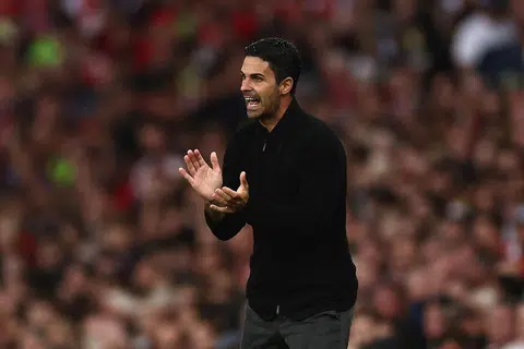 UBAH PENDEKATAN: Jika Arsenal ingin mengatasi Manchester United malam ini,  Mikel Arteta perlu berhenti  buat ‘eksperimen’ dan meletakkan kesebelasan utama yang lebih kuat. 