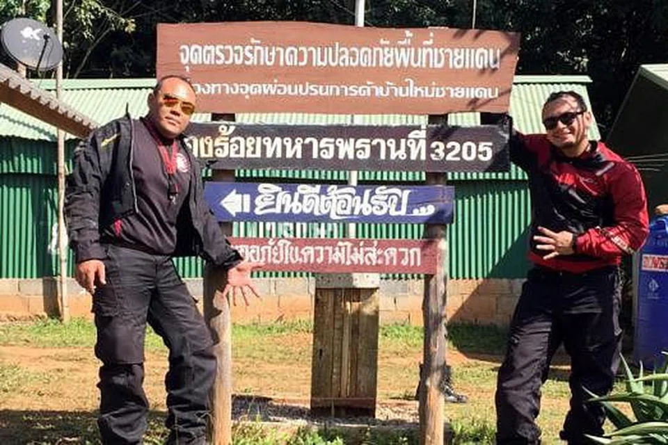 SEMPADAN DIBUKA AHAD: Mereka berada di pusat pemeriksaan dekat Thailand dan Kemboja. Sempadan dibuka pada Ahad kepada penduduk tempatan.