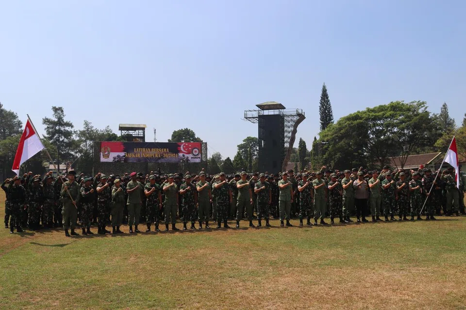 Angkatan Bersenjata Singapura (SAF) dan Tentera Nasional Indonesia Angkatan Darat (TNI AD) bergambar di majlis perasmian Latihan Safkar Indopura 2024, di Salatiga, Jawa Tengah, Indonesia.