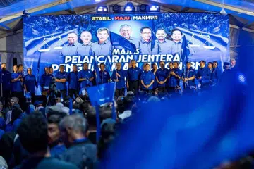 Pengerusi Barisan Nasional (BN), Datuk Seri Dr Ahmad Zahid Hamidi (barisan depan, tiga dari kanan) bersama timbalannya, Datuk Seri Mohamad Hasan (barisan depan, dua dari kanan) dan barisan pemimpin Umno pada Majlis Pelancaran Jentera dan Pengumuman Calon BN untuk Pilihan Raya Negeri Sembilan ke-16, di Seremban, Negeri Sembilan, pada malam 15 Julai.