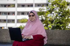 KONGSI PENGALAMAN: Penulis buku elektronik (e-buku), ‘Tip Jaga Ibu’, Zubaidah Zainal Abidin, berkongsi pengalaman beliau dan adik-beradiknya menjaga ibu sendiri. Beliau berharap buku itu boleh dijadikan panduan, lebih-lebih lagi bagi mereka yang sedang menjaga orang tua.