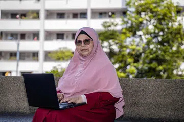 KONGSI PENGALAMAN: Penulis buku elektronik (e-buku), ‘Tip Jaga Ibu’, Zubaidah Zainal Abidin, berkongsi pengalaman beliau dan adik-beradiknya menjaga ibu sendiri. Beliau berharap buku itu boleh dijadikan panduan, lebih-lebih lagi bagi mereka yang sedang menjaga orang tua.