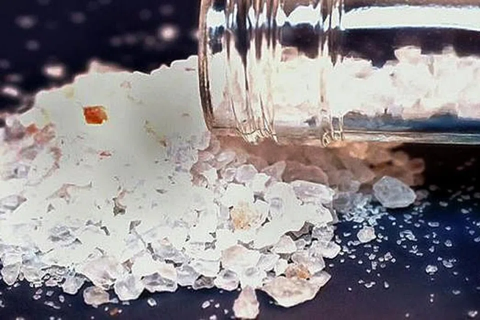 DADAH BARU: Flakka yang merupakan sejenis dadah sintetik dirampas oleh CNB baru-baru ini apabila bungkusan mengandungi dadah tersebut yang sedang dalam transit dan sepatutnya ditujukan ke sebuah negara lain dikesan. - Foto INTERNET