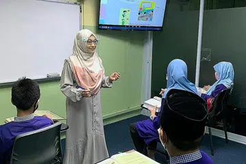 SESUAIKAN DIRI: Menyedari betapa digitalisasi kian meningkat di Singapura, Ustazah Nur Sakinah juga menyesuaikan diri dan mempelajari teknologi baru bagi menyampaikan pelajaran dengan lebih baik. - Foto ihsan NUR SAKINAH SHAFARUDDIN