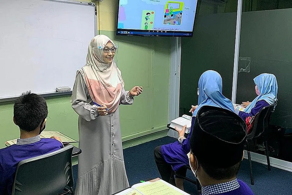SESUAIKAN DIRI: Menyedari betapa digitalisasi kian meningkat di Singapura, Ustazah Nur Sakinah juga menyesuaikan diri dan mempelajari teknologi baru bagi menyampaikan pelajaran dengan lebih baik. - Foto ihsan NUR SAKINAH SHAFARUDDIN