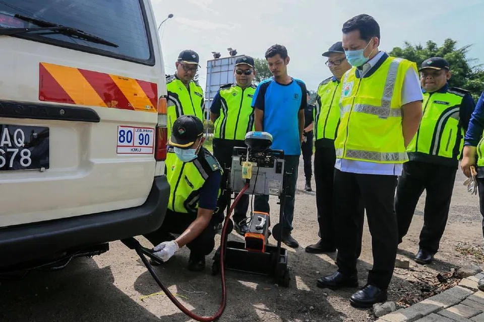 Menteri Sumber Asli dan Kelestarian Alam, Nik Nazmi Nik Ahmad (dua kanan), melihat proses pengambilan contoh minyak petrol dan diesel oleh kakitangan Jabatan Alam Sekitar ketika Operasi Penguatkuasaan Kenderaan Bermotor di Jalan Jakar, Kemaman, pada 12 Mei.