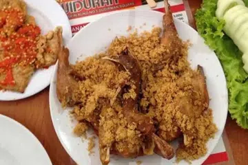 Sebuah restoran ayam goreng terkenal di Solo, Indonesia, Ayam Goreng Widuran, mencetus kontroversi selepas didapati menggunakan minyak babi bagi tujuan memasak hidangan ayam gorengnya.