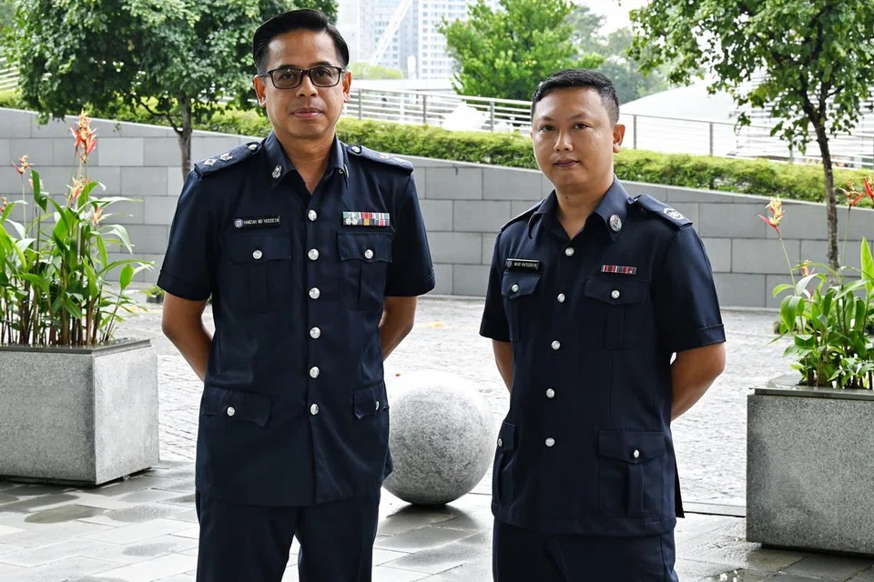 Inspektor Pusat Pemeriksaan (CI) 1 Muhammad Rafeuddin Buang (kanan) menerima Pingat Kecekapan manakala Timbalan Superintenden (DSP) 2 Hamzah Mohamed Hussein (kiri) menerima Pingat Pujian dan Kecekapan.