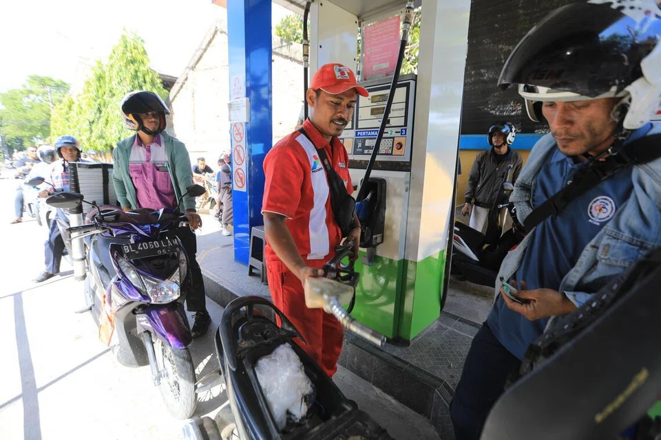 Seorang pekerja mengisi bahan api sebuah motosikal di sebuah stesen minyak di Banda Aceh, Indonesia, pada 9 Julai 2026. Pada hari yang sama, Presiden Indonesia, Prabowo Subianto, melancarkan pelaksanaan nasional biodiesel B50, iaitu campuran 50 peratus diesel petroleum dan 50 peratus biodiesel berasaskan minyak sawit, sebagai langkah memperkukuh keselamatan tenaga negara serta mempercepat peralihan kepada tenaga hijau.