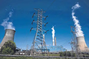 PEROSAK BUMI: Kepulan asap dilihat naik ke udara dari loji janakuasa arang batu Miller di Adamsville, Alabama pada 13 April lalu. Loji tersebut tidak menghadapi ancaman ditutup dan mendapat sokongan penduduk tempatan kerana ia menawarkan pekerjaan - meskipun ia memanaskan bumi dengan pelepasan karbon dioksida yang jumlahnya menyamai 3.7 juta kereta tahun lalu. - Foto AFP