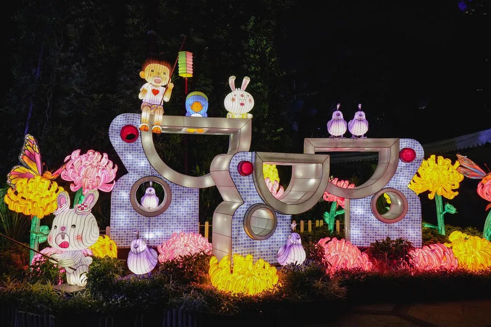 Nikmati tanglung hiasan yang diilhamkan daripada taman permainan burung undan ikonik dari 1980-an di acara Festival Pertengahan Musim Luruh di Gardens by the Bay. 