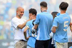 Pengurus Manchester City, Pep Guardiola (kiri), memberi kata-kata semangat kepada pemain ketika mereka mengucapkan selamat tinggal kepadanya selepas perlawanan antara kelab tersebut dengan Aston Villa di Stadium Etihad, pada 24 Mei 2026.