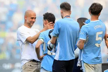 Pengurus Manchester City, Pep Guardiola (kiri), memberi kata-kata semangat kepada pemain ketika mereka mengucapkan selamat tinggal kepadanya selepas perlawanan antara kelab tersebut dengan Aston Villa di Stadium Etihad, pada 24 Mei 2026.