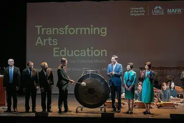 MASA DEPAN SENI: (Dari kiri) Presiden Lasalle, Profesor Steve Dixon; Pengerusi Lasalle, Encik Peter Seah; Naib Canselor UAS, Profesor Kwok Kian Woon; Menteri Pendidikan, Encik Chan Chun Sing; Pengerusi UAS, Encik Lito Camacho; Pengerusi Nafa, Cik Low Sin Leng; dan Presiden Nafa, Cik Tan-Soh Wai Lan, di Simposium Seni UAS pada Rabu. - Foto UAS
