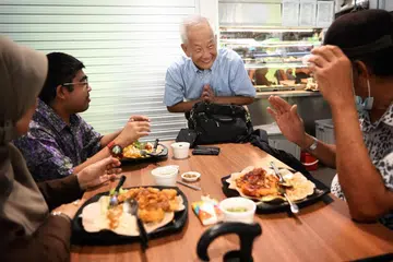TEMU PENGUNJUNG: Encik Ng Kok Song telah mengadakan lawatan ke Pusat Makan Seah Im dan berinteraksi dengan pengunjung serta peniaga gerai di sana.