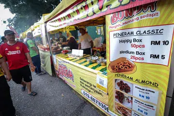 Pengguna mesti lebih bijak semasa membeli makanan dan berbelanja di kedai yang menawarkan harga berpatutan dan mengelak kedai yang mengenakan harga mahal.