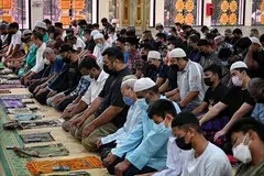 BERUSAHA KHUSYUK: Dalam hadis Nabi saw ada disebut syaitan yang bernama khanzab, yang 'tugasnya' mengganggu orang yang sedang menunaikan solat agar berasa was-was. - Foto fail