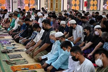 BERUSAHA KHUSYUK: Dalam hadis Nabi saw ada disebut syaitan yang bernama khanzab, yang 'tugasnya' mengganggu orang yang sedang menunaikan solat agar berasa was-was. - Foto fail
