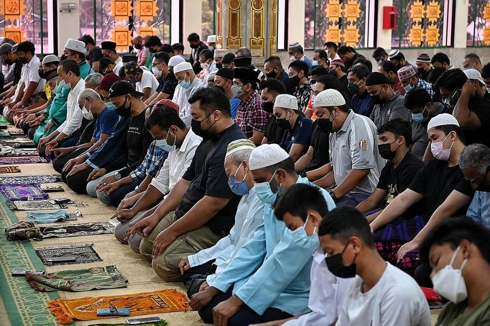BERUSAHA KHUSYUK: Dalam hadis Nabi saw ada disebut syaitan yang bernama khanzab, yang 'tugasnya' mengganggu orang yang sedang menunaikan solat agar berasa was-was. - Foto fail