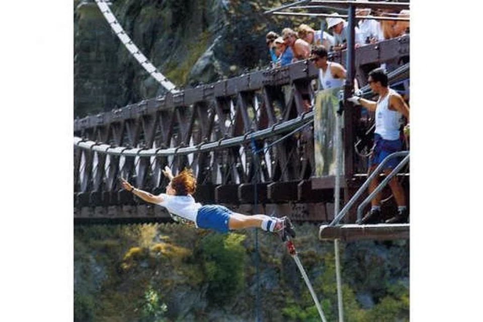 KEGIATAN PILIHAN: Warga Singapura kini lebih cenderung memilih kegiatan lasak seperti 'bungee jumping' (atas) dan rakit redah jeram ('whitewater rafting') ketika bercuti di luar negara, menurut tinjauan laman Hotels.com pada bulan lalu. - Foto fail