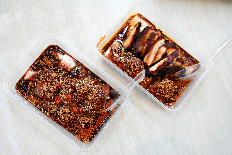 (Dari kiri) Selain Udang Chee Cheong Fun, pelanggan juga boleh memesan Ayam Chee Cheong Fun, $7. 