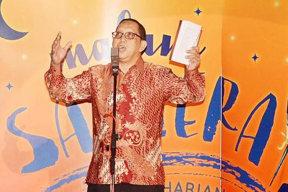 IMBASAN PERISTIWA UHUD: Wartawan 'Berita Harian' Darwis Said mempersembahkan sajaknya bertajuk 'Uhud' diiringi bunyian daf, sejenis alat muzik Arab.