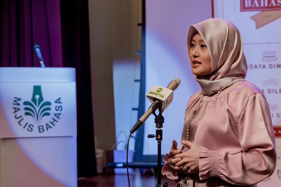 PENTERJEMAH PINTAR 2023: Cik Rahayu Mahzam memberi ucapan kepada Rakan Bahasa.