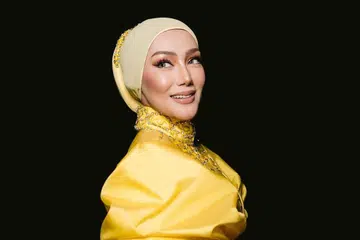 Pelakon dan jelitawan Malaysia, Erra Fazira mengamalkan apa yang diajar oleh ibunya untuk kekal awet muda walaupun sudah memasuki 51 tahun. 
