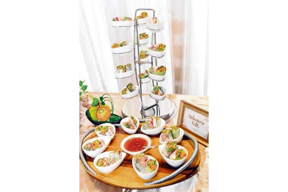 HIDANGAN TIDAK BERGORENG: Gulungan sayuran seperti 'Vietnamese Rolls' yang disiapkan oleh Puteri Wedding Services ini bukan sahaja lebih enak malah lebih menyihatkan berbanding dengan popia biasa yang sering bermandi minyak. - Foto BM