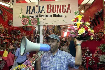 PENYERI BAZAR BERPERGI: Allahyarham Arshad sering dilihat menjual bunga di bazar Ramadan Geylang Serai hingga diberi julukan 'Raja Bunga' dan menjadi ikon bulan puasa. - Foto fail