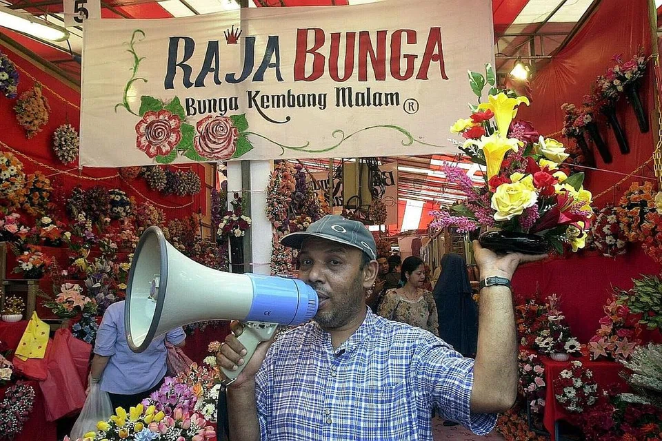 PENYERI BAZAR BERPERGI: Allahyarham Arshad sering dilihat menjual bunga di bazar Ramadan Geylang Serai hingga diberi julukan 'Raja Bunga' dan menjadi ikon bulan puasa. - Foto fail