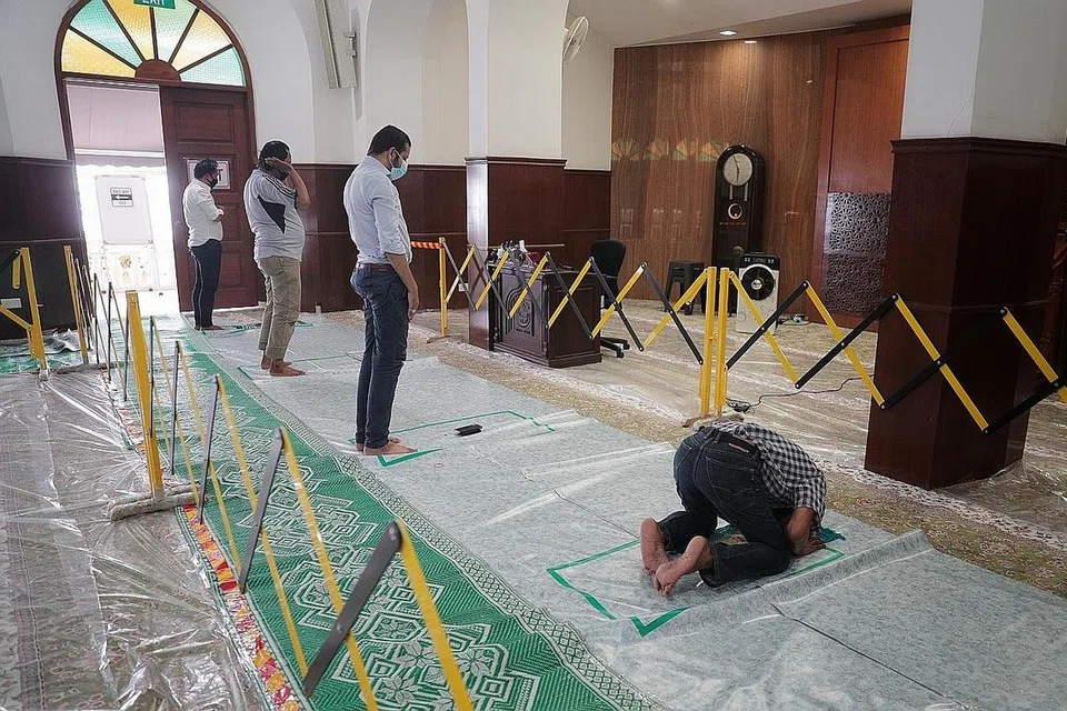 RUANG TERHAD: Jemaah hanya boleh mampu menggunakan ruang yang telah ditandakan untuk bersolat secara bersendirian. - Foto BH oleh JASON QUAH