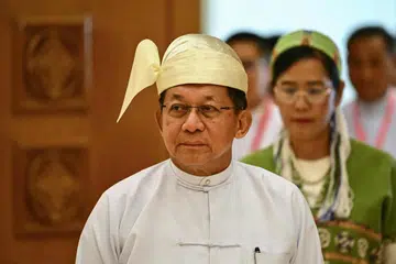 Bekas ketua tentera Myanmar dan kini Presiden Myanmar, Min Aung Hlaing, tiba untuk menghadiri majlis angkat sumpahnya semasa sidang Pyidaungsu Hluttaw (Parlimen Kesatuan) di Naypyidaw pada 10 April 2026. Ketua junta Myanmar itu mengangkat sumpah sebagai presiden, sekali gus meneruskan pemerintahannya melalui jawatan awam hampir lima tahun selepas merampas kuasa dalam rampasan kuasa.