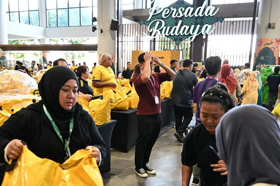 ‘Program Ramadhan Relief Serantau Maybank’ memberi bantuan kepada 2,500 penerima, termasuk lebih 400 benefisiari di bawah naungan Persatuan Muhammadiyah, yang menerima pek makanan pra-Ramadan,  pada 8 Februari.