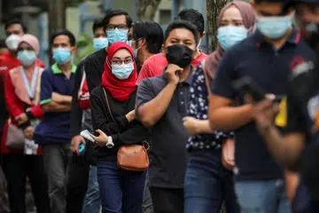 Ramai dilihat sedang beratur untuk menunggu giliran ujian Covid-19 mereka di Shah Alam pada 7 Januari 2021. - 