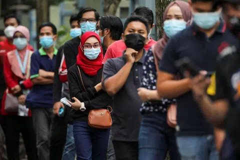 Ramai dilihat sedang beratur untuk menunggu giliran ujian Covid-19 mereka di Shah Alam pada 7 Januari 2021. - 